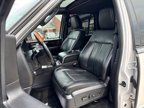 Used 2017 Lincoln Navigator Select AWD/4WD image 2