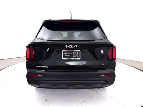 Certified 2023 Kia Sorento LX FWD image 17