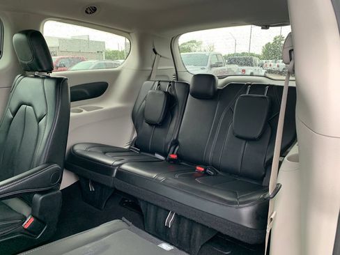 Used 2024 Chrysler Pacifica Touring-L FWD image 19