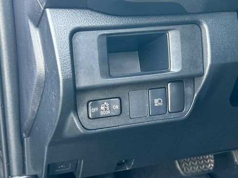 Used 2018 Toyota Tacoma SR5 AWD/4WD image 24
