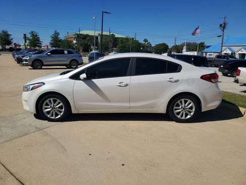 Used 2017 Kia Forte LX w/ LX Popular Package image 2