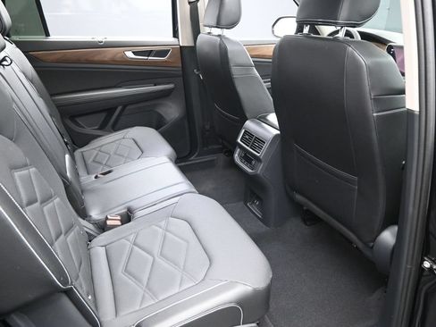Used 2024 Volkswagen Atlas SE w/ Panoramic Sunroof Package FWD image 32