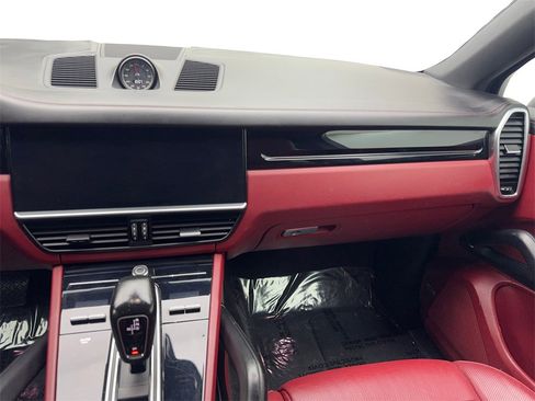 Used 2020 Porsche Cayenne w/ Premium Package image 53