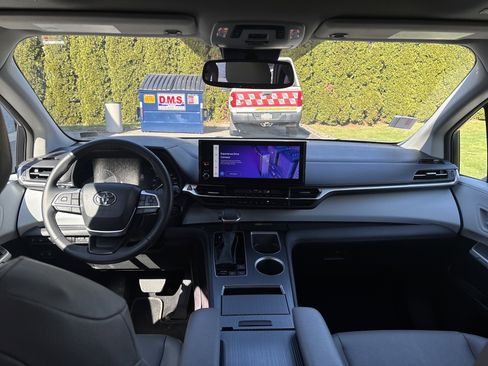 Used 2025 Toyota Sienna XLE image 16