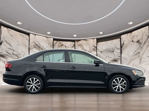 Used 2017 Volkswagen Jetta SE image 4