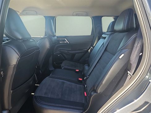 Used 2025 Mitsubishi Outlander SE image 15