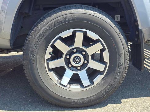 Used 2017 Toyota Tacoma Limited AWD/4WD image 4