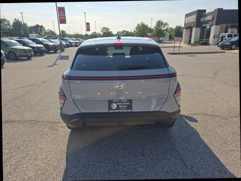 Used 2025 Hyundai Kona SE FWD image 2