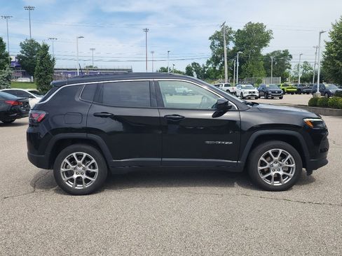 Used 2022 Jeep Compass Latitude w/ Sun and Sound Group AWD/4WD image 8