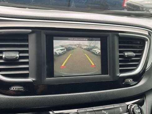 Used 2020 Chrysler Pacifica Touring-L w/ S Appearance Package image 16