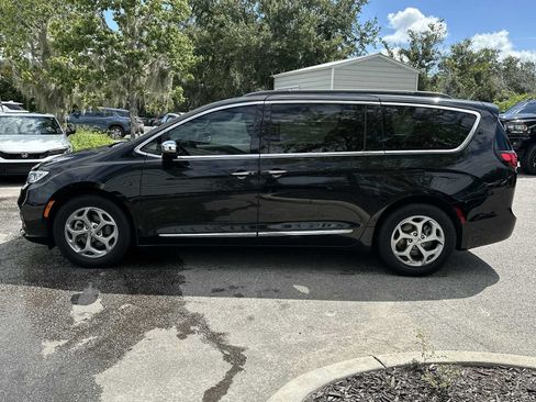 Used 2023 Chrysler Pacifica Limited FWD image 3