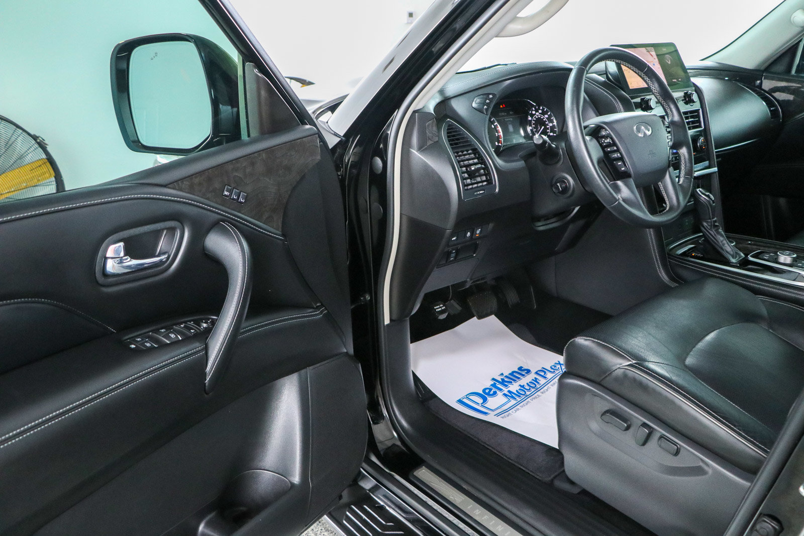 Used 2023 INFINITI QX80 Luxe w/ Cargo Package RWD image 3