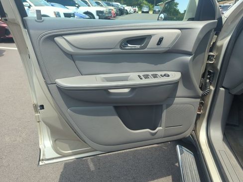 Used 2015 Chevrolet Traverse LT w/ Style and Technology Package FWD image 18