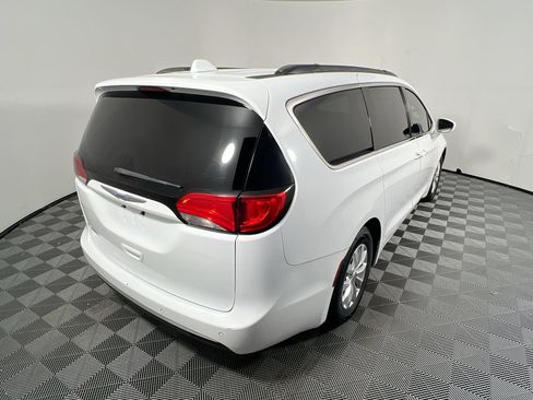 Used 2018 Chrysler Pacifica Touring Plus FWD image 3