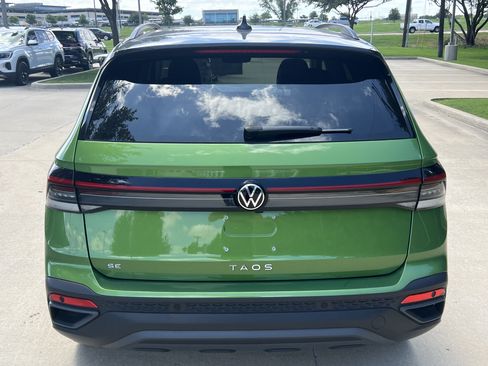Certified 2025 Volkswagen Taos SE FWD image 8