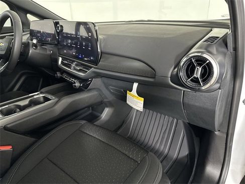 New 2025 Chevrolet Equinox EV LT image 28