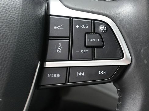 Certified 2024 Toyota Highlander XLE AWD/4WD image 18