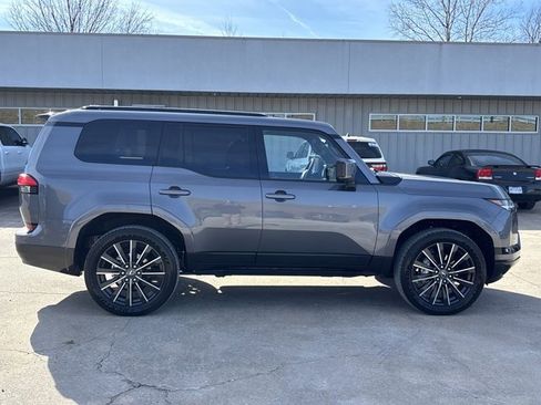 Used 2025 Lexus GX 550 image 2