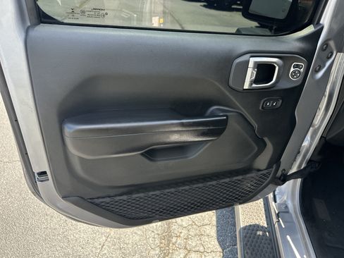Used 2020 Jeep Wrangler Unlimited Rubicon w/ Cold Weather Group AWD/4WD image 12