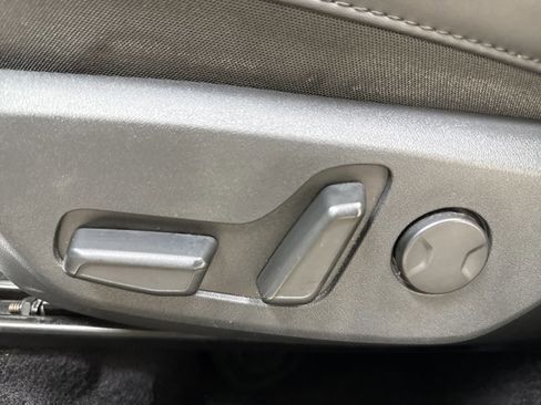 Used 2023 Kia Niro SX image 28