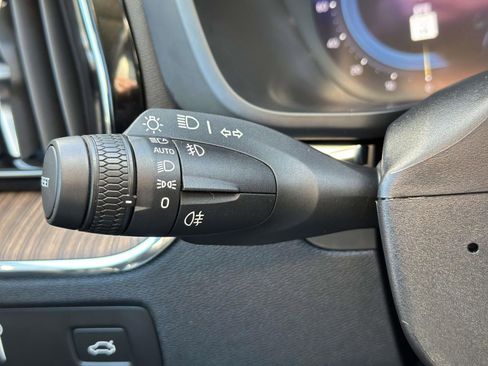 Used 2022 Volvo XC60 B5 Momentum w/ Climate Package image 16