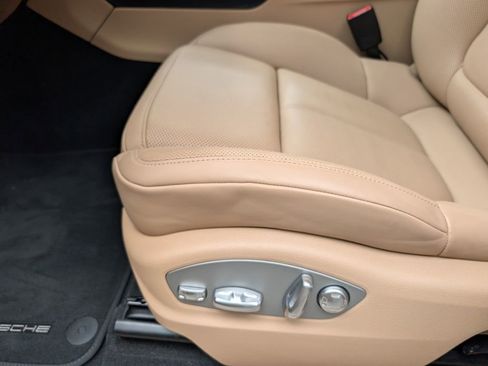 Certified 2025 Porsche Macan AWD/4WD image 27
