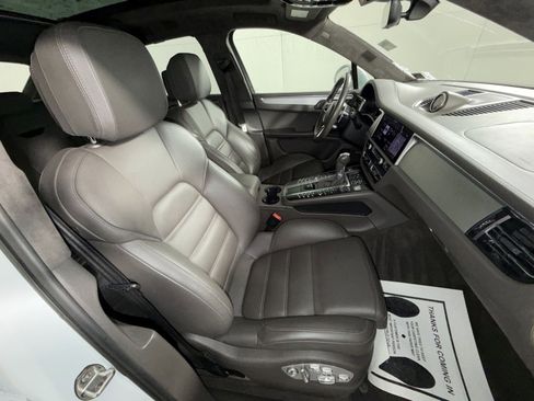 Used 2021 Porsche Macan Turbo image 27