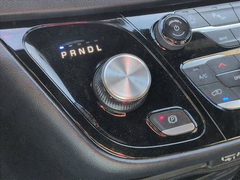 Used 2025 Chrysler Pacifica Select image 12