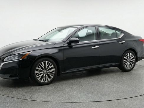Used 2025 Nissan Altima 2.5 SV image 3