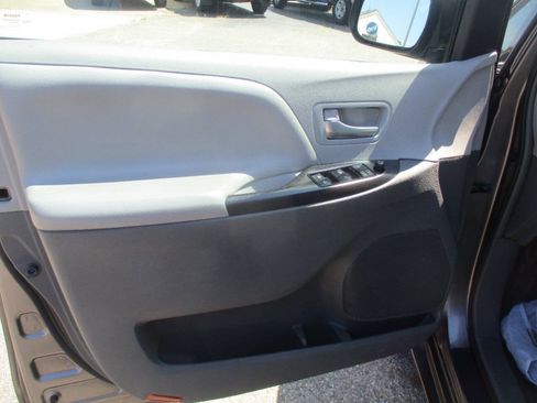 Used 2017 Toyota Sienna LE FWD image 10