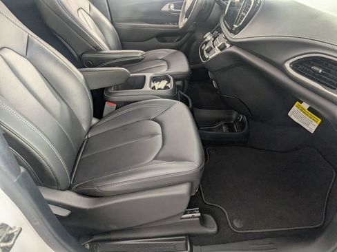 Used 2025 Chrysler Pacifica Select FWD image 31