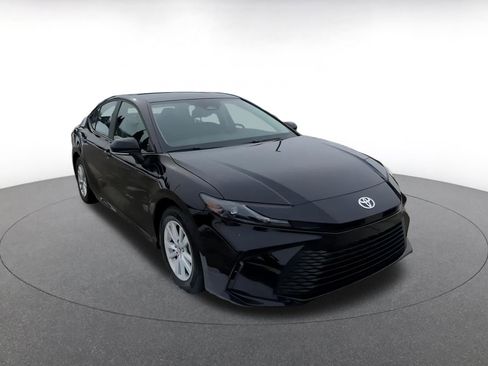 Used 2025 Toyota Camry LE image 3