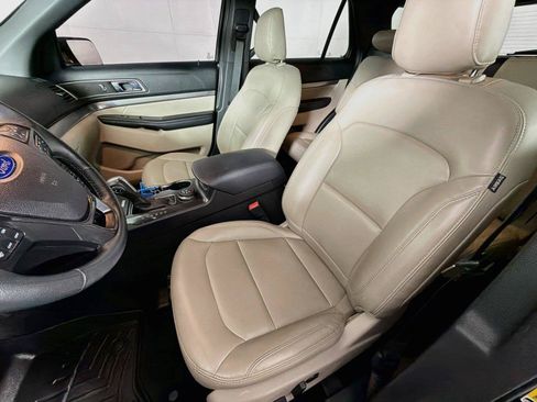 Used 2019 Ford Explorer XLT w/ Equipment Group 202A AWD/4WD image 2