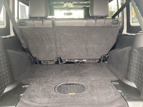 Used 2018 Jeep Wrangler Unlimited Sahara image 14