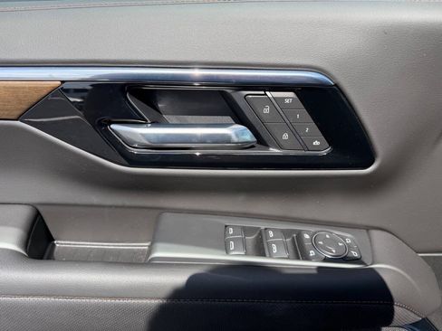 Used 2025 Chevrolet Suburban High Country AWD/4WD image 13