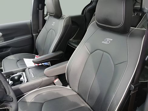 Used 2024 Chrysler Pacifica Premium image 22