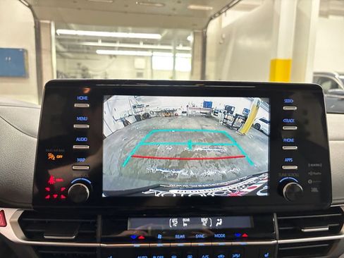 Used 2024 Toyota Sienna XLE w/ XLE Plus Package FWD image 23