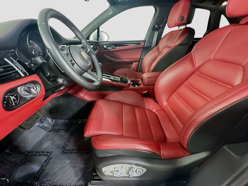 Certified 2025 Porsche Macan image 5