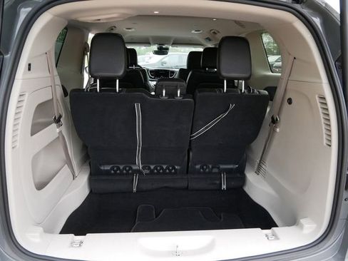 Used 2023 Chrysler Pacifica Touring-L FWD image 10