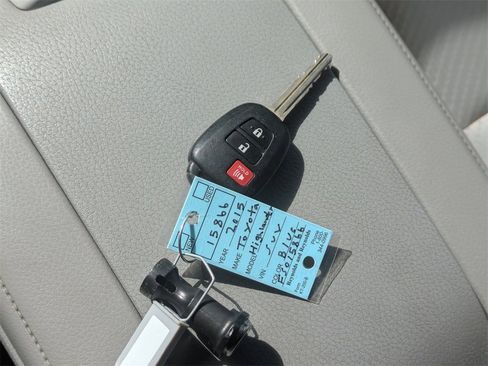 Used 2015 Toyota Highlander LE image 33