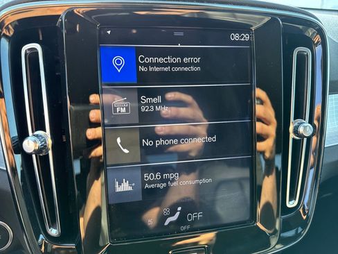 Used 2020 Volvo XC40 T5 Momentum image 17