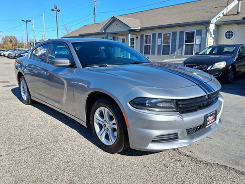 Used 2018 Dodge Charger SXT image 2