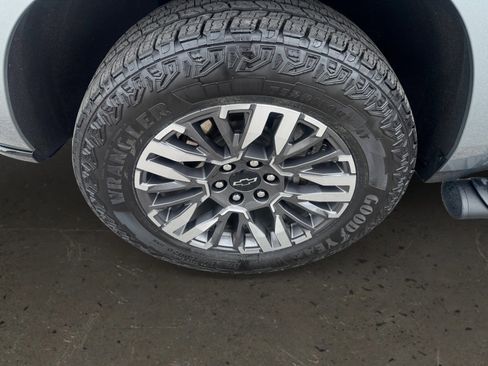 Used 2025 Chevrolet Tahoe Z71 w/ Comfort Package AWD/4WD image 9