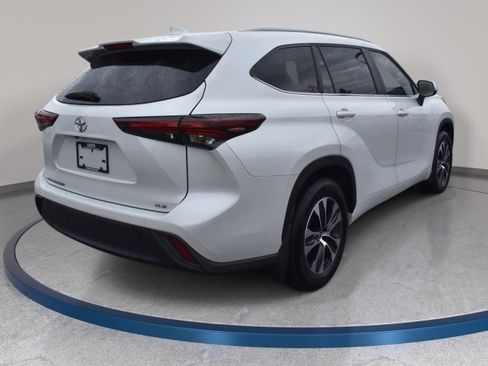 Used 2025 Toyota Highlander XLE FWD image 6