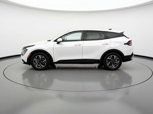 Used 2025 Kia Sportage LX image 5