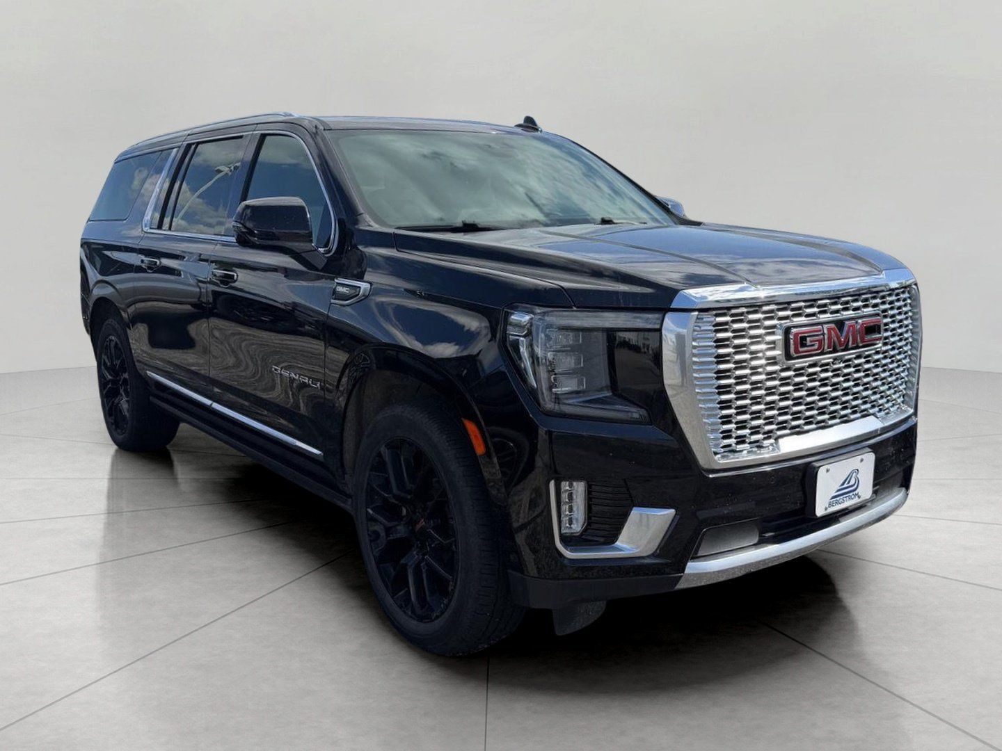 Used 2024 GMC Yukon XL Denali w/ Denali Reserve Package AWD/4WD image 1