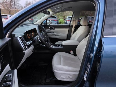 Certified 2025 Kia Sorento EX AWD/4WD image 17