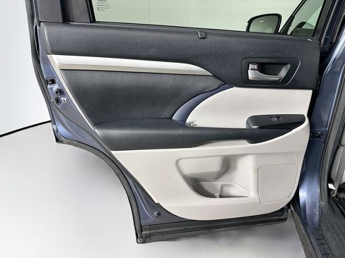 Used 2015 Toyota Highlander XLE image 28