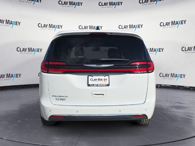 Used 2023 Chrysler Pacifica Touring FWD image 4