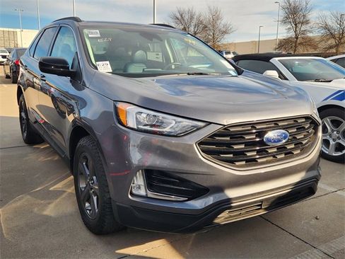 Used 2022 Ford Edge SEL w/ Sport Appearance Package image 3